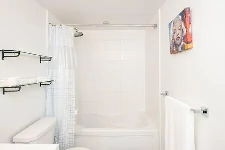 Apartmán Luxurious Condo With A Lake View Toronto